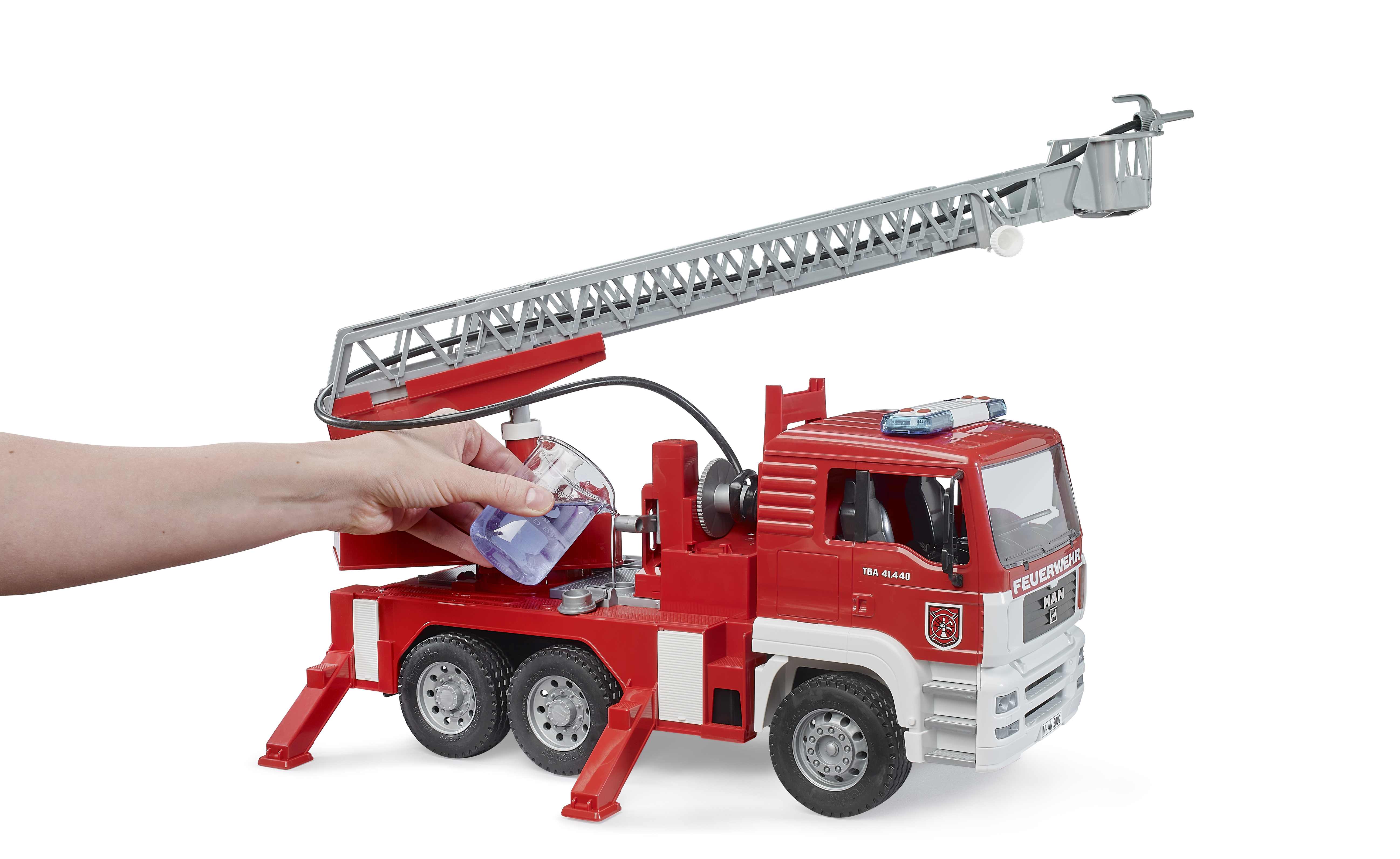 BRUDER 02771 - MAN TGA Feuerwehr mit Drehleiter, Wasserpumpe und Light And Sound Moduletruckss) Inkl. Batterie - Bild 5