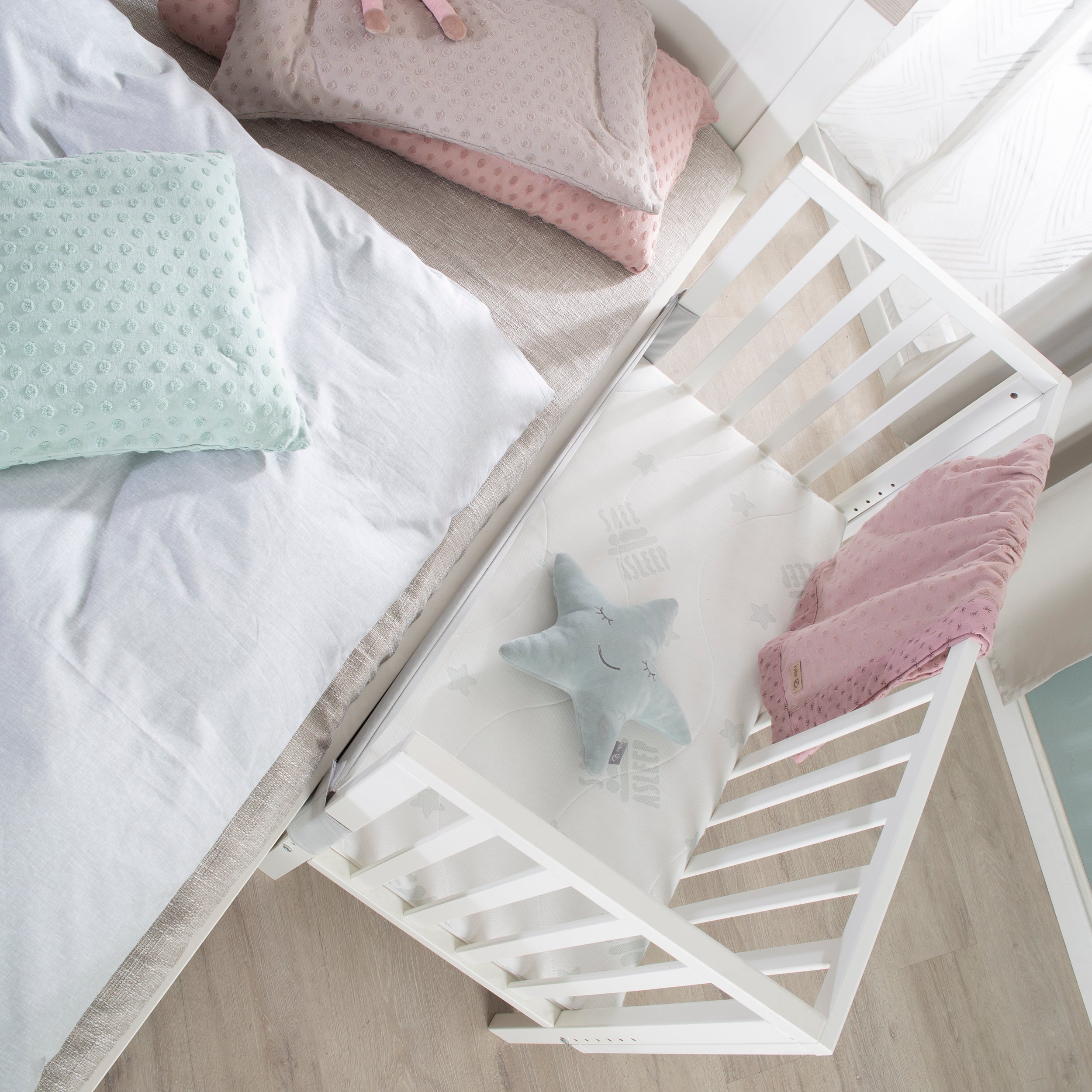 Roba 8970WE1 Beistellbett 2in1 mit Barriere + Matratze weiß – Stubenbetten - Bild 4 Roba 8970WE1 Beistellbett 2in1 mit Barriere + Matratze weiß – Stubenbetten - Produktbild 4