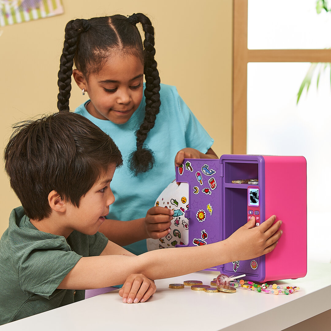 VTech Kidisecrets Traumtresor interaktiver Kindersafe ab 6 Jahren VTech Kidisecrets Traumtresor aus Kunststoff in Pink/Violett, Safe mit Zahlencode, LCD-Uhr, 6 Spiele, Wecker, Timer, 3 Lieder & 10 Melodien, 3 Fächer, Aufkleber, kindersicher ab 6 J., Kind, Weiblich, Mädchen, Person, Junge