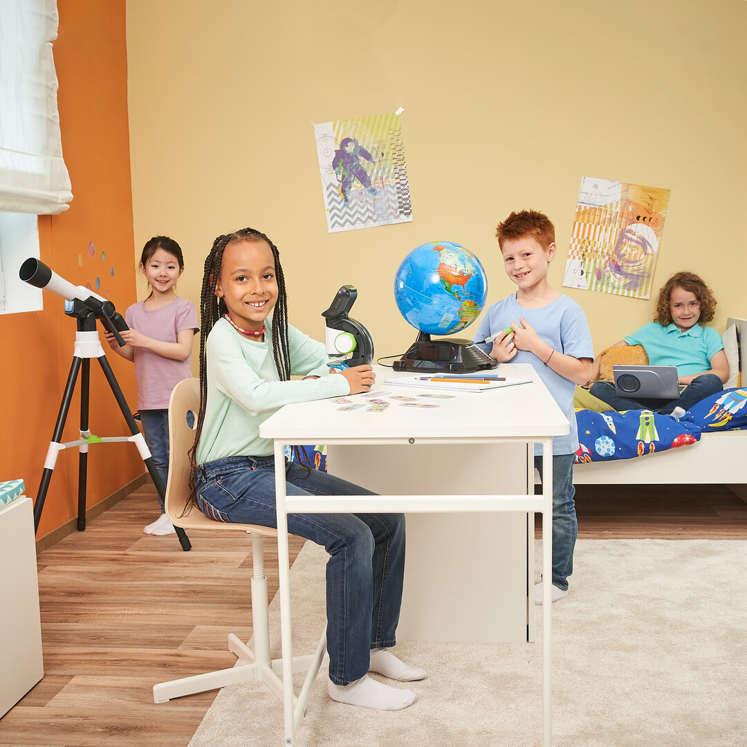 VTech Interaktives Video-Teleskop (80-614504) Moebel, Tabelle, Schreibtisch, Person, Gesicht